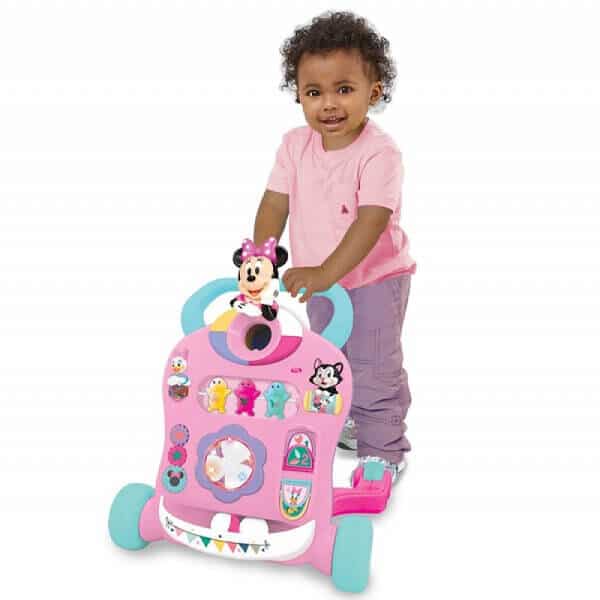 Hodalica za bebe Minnie Mouse za devojčice roze-pklave boje sa prednjom tablom sa aktivnostima, prikazana kako je devojčica gura