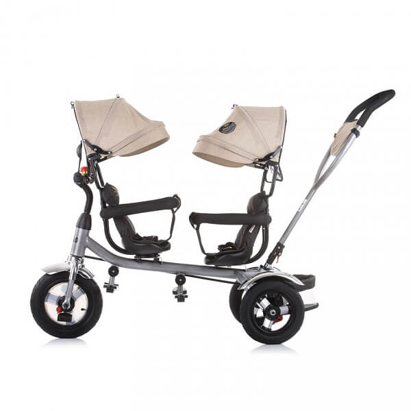 tricikl-za-blizance-chipolino-2play-asphalt-slika-3 Tricikl za blizance 2Play za dva deteta crne boje sa dve tende, dva sigurnosna obruča, dva držača za noge i ručicom za guranje, prikazan sa prvim rotirajućim sedištem