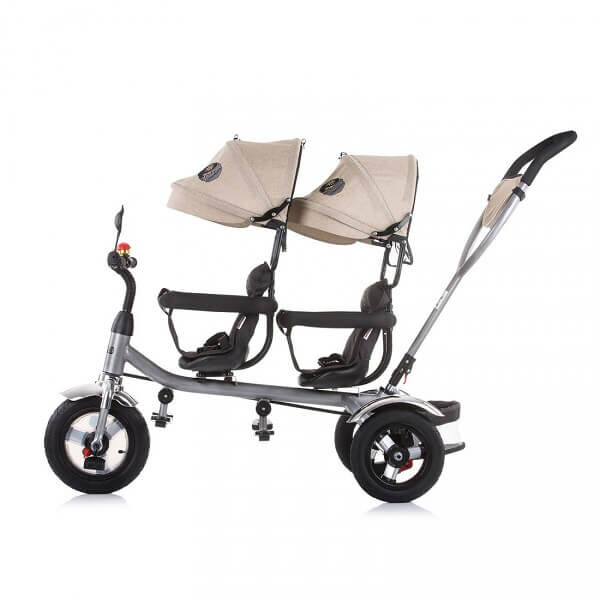 Tricikl za dva deteta Chipolino bež boje sa dva sedišta sa tendom i sigurnosnim obručem, i držačima za stopala i jednom ručicom za upravljanje, prikazan bočno