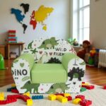 Foteljica za decu Dino zelena slikana u dečijoj sobi a oko foteljice su igračke