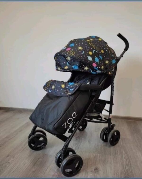 Kišobran kolica Zoe crne boje sa šarama sa navlakom za noge