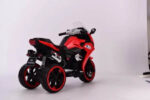 Motor na akumulator R1200 crveno-crne boje na tri točka, prikazan otpozadi