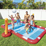 Bazen za decu 067005 u obliku sportskog terena za fufbal i odbojku sa dva gola, mrežom po sredini, loptama za fudbal i odbojku i palicama za bejzbol