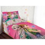 Posteljina za bebe Frozen 487 roze boje sa motivom princeza iz crtanog filma Frozen sa navlakom za jorgan i jastučnicom, prikazana na krevetu