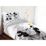 Posteljina za decu Mickey & Minnie 026 bele boje sa motivom Minnie i Mickey Mouse sa navlakom za jorgan i jastučnicom, prikazana na krevetu