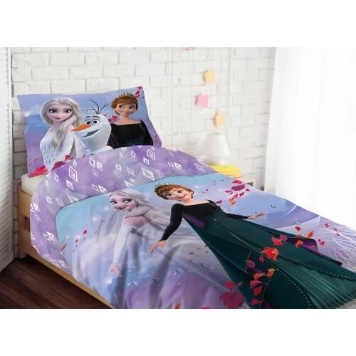 Posteljina za decu Frozen 858 ljubičaste boje sa motivom princeza iz Frozen koja obuhvata jastučnicu i jorgansku navlaku, prikazana na krevetu