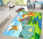 Dečiji tepih Dinosaurusi i vulkan I dimenzija 180x120cm sa kožnom podlogom i 100% plišom