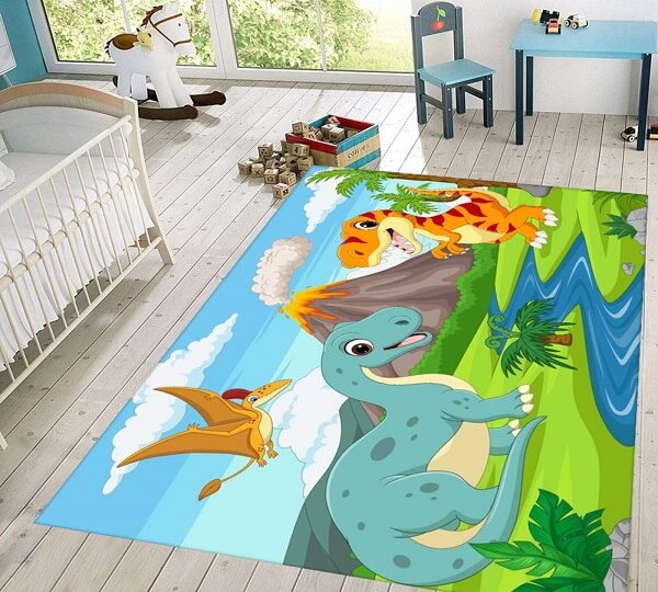 Dečiji tepih Dinosaurusi i vulkan I dimenzija 180x120cm sa kožnom podlogom i 100% plišom