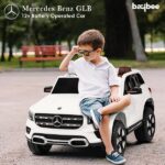 Džipovi za decu Mercedes-Benz GLB bele boje prikazan u realnom svetu, pored mališana