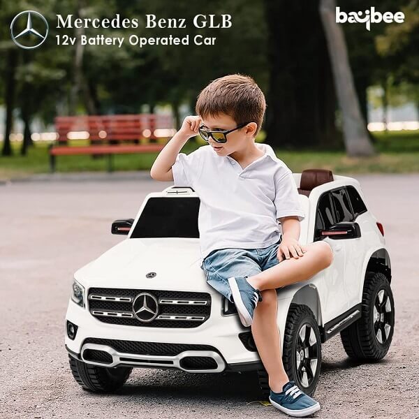 Džipovi za decu Mercedes-Benz GLB bele boje prikazan u realnom svetu, pored mališana