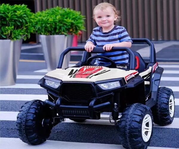Džip terenac Monster bele boje sa 4 snažna motora