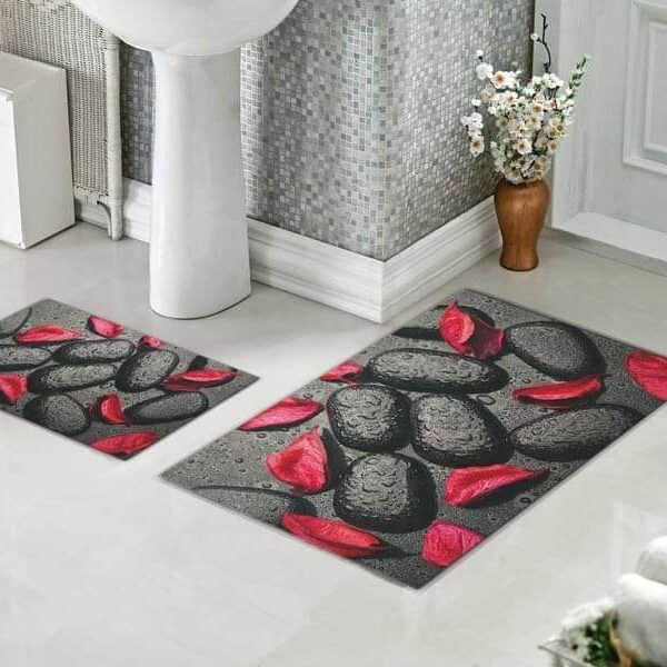 Set za kupatilo Crvene latice od dve staze različitih dimenzija prikazanih na podu kupatila