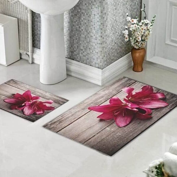 Set za kupatilo Ljiljan od dve staze prikazane na podu kupatila