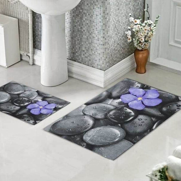 Set za kupatilo Ljubičasti cvet od dve staze , prikazan na podu kupatila