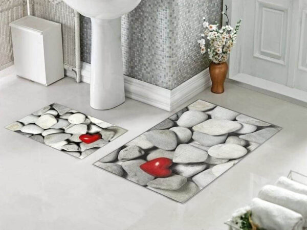 Set za kupatilo Srce od dve staze različitih dimenzija prikazan na podu kupatila