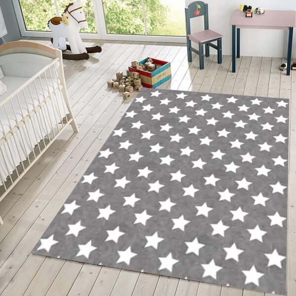Dečiji tepih Bele zvezdice u sivoj boji, od pliša i sa gumenom osnovom, prikazan na podu bebi sobe