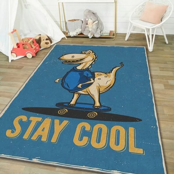 Dečiji tepih Dino-Stay Cool plave boje od pliša i sa kožnom osnovom, prikazan na podu dečije sobe i