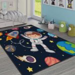Tepih za decu Kosmonaut u svemiru od 100% pliša i kožne podloge, prikazan na podu dečije sobe