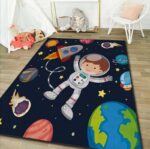 Tepih za decu Kosmonaut u svemiru od pliša i gumene osnove, prikazan na podu dečije sobe