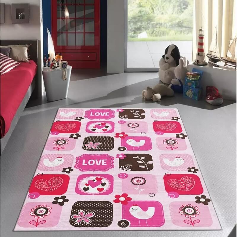 tepih-za-decu-love-roze-sa-kožnom-podlogom-slika-1 Dečiji tepih Love roze boje od pliša i kožne osnove, prikazan na podu dečije sobe