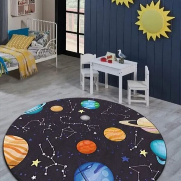 Dečiji tepih okrugli Cosmos crne boje prikazan na podu dečije sobe