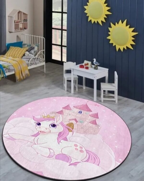 Dečiji tepih okrugli Unicorn roze boje, prikazan na podu dečije sobe