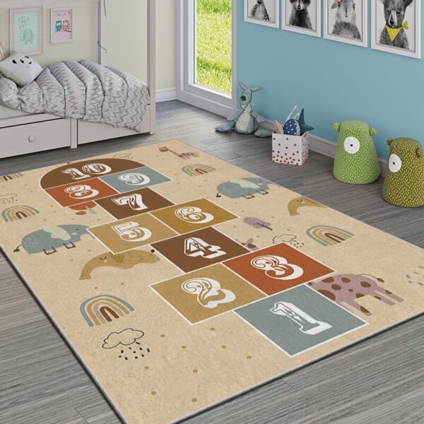 Tepih za dečiju sobu Školica, bež boje, prikazan na podu dečije sobe