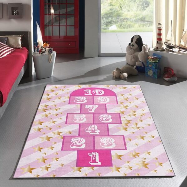 Tepih za decu Školica-zvezdice roze boje od pliša i kožne osnove, prikazan na podu dečije sobe