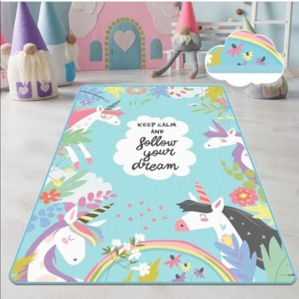 Dečiji tepih Unicorn-Follow Your Dreams u nežno plavoj boji od pliša i sa gumenom podlogom, prikazan na podu dečije sobe
