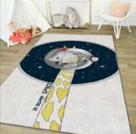 Tepih dečiji sa Kožnom podlogom 120x180cm - Žirafa kosmonaut u svemiru, TK-021 - Slika 3