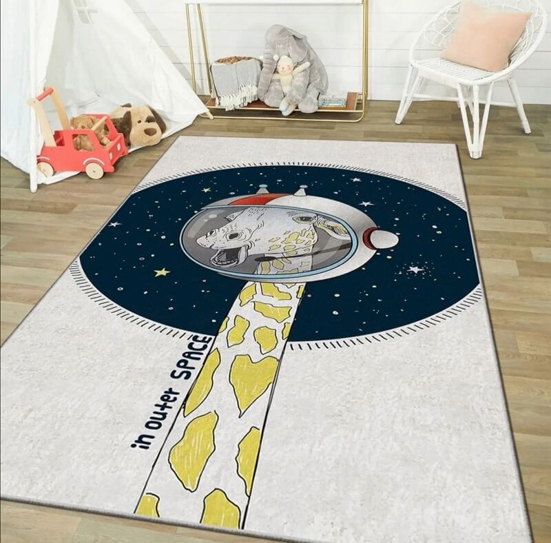 tepih-za-decu-zirafa-kosmonaut-slika-2 Tepih dečiji sa Kožnom podlogom 120x180cm - Žirafa kosmonaut u svemiru, TK-021 - Slika 3