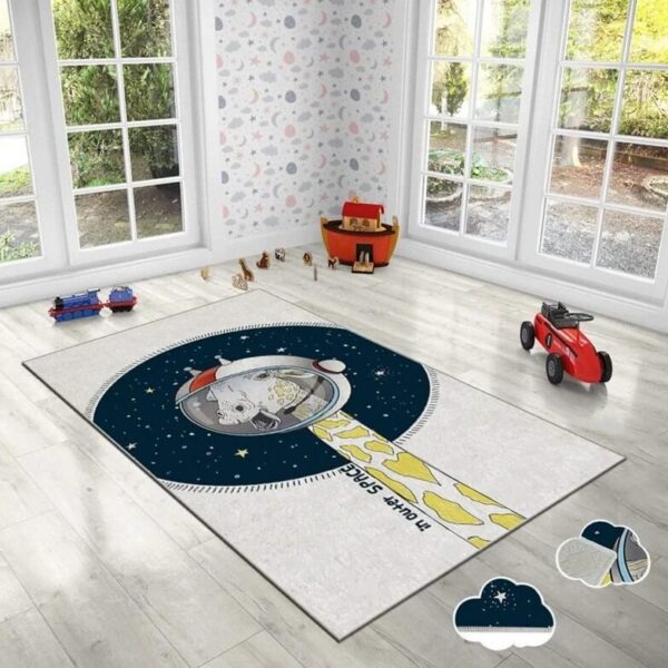Tepih za decu Žirafa kosmonaut, od pliša i gumene osnove, prikazan na podu dečije sobe