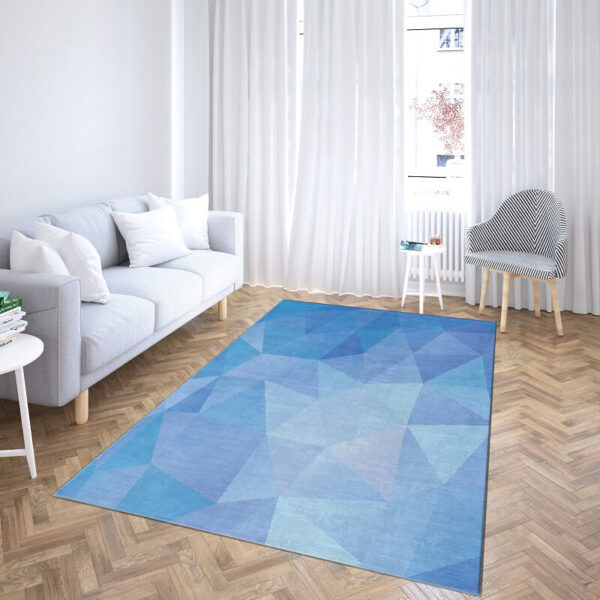 Tepih Plavi trouglovi od pliša i gumene osnove, prikazan na podu dnevne sobe