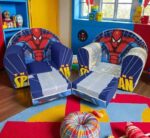 Fotelja za decu sa likom spidermana teget plava slikana u sobi za decu