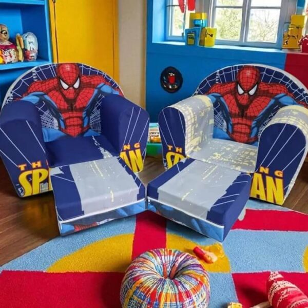 Fotelja za decu sa likom spidermana teget plava slikana u sobi za decu