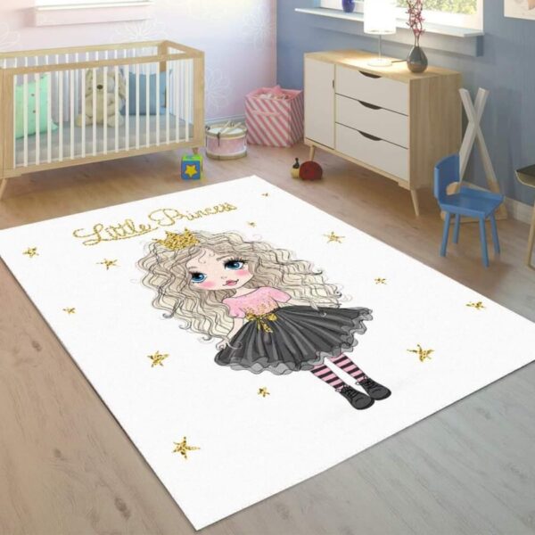 Tepih za decu Mala princeza od pliša i gumene osnove, prikazan na podu dečije sobe