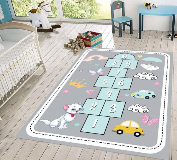 Tepih za decu Školica-Maca i auto sive boje sa gumenom podlogom i plišom na površini, prikazan na podu dečije sobe