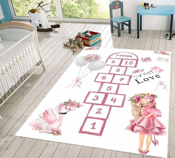 Tepih za decu Školica-Sweet Love od pliša i sa gumenom podlogom, prikazan na podu dečije sobe