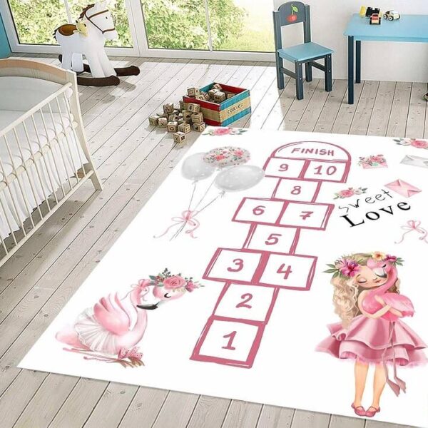 Tepih za decu Školica-Sweet Love od pliša i sa gumenom podlogom, prikazan na podu dečije sobe