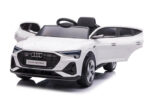 Audi za decu Q8 beli licencirani sa mekim gumama i kožnim sedištem sa otvorenim vratima slikan iz profila