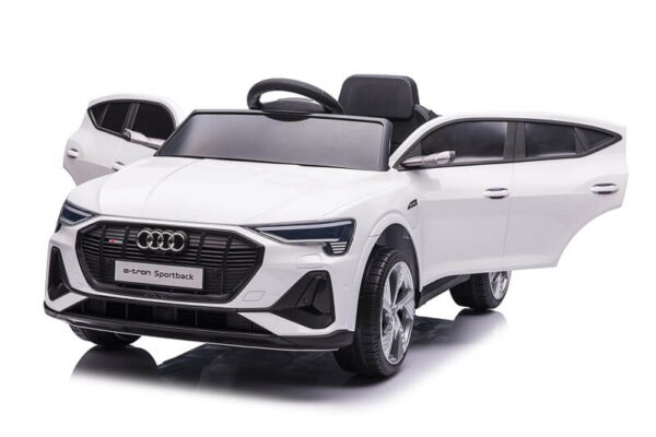 Audi za decu Q8 beli licencirani sa mekim gumama i kožnim sedištem sa otvorenim vratima slikan iz profila