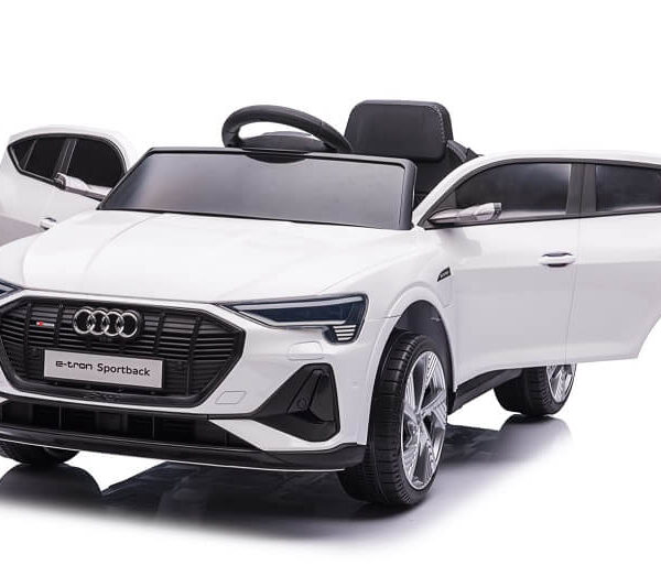 Audi za decu Q8 beli licencirani sa mekim gumama i kožnim sedištem sa otvorenim vratima slikan iz profila