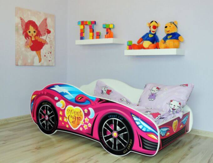deciji krevet u obliku trkačkog auta rozi slikan u dečijoj sobi
