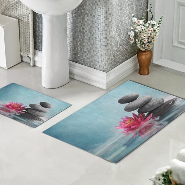 Set za kupatilo Kamenčići i cvet prikazan na podu kupatila