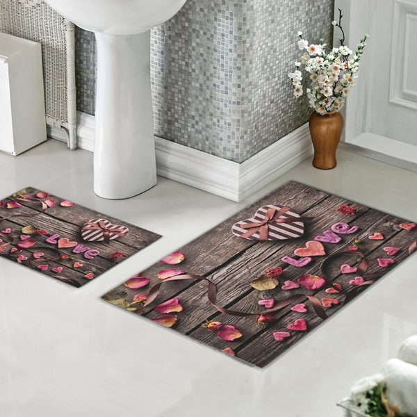 Set za kupatilo Love-latice prikazan na podu kupatila
