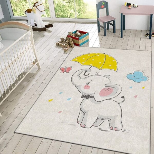 Tepih za decu Slon na kiši, prikazan razvučen na podu dečije sobe