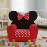 fotelja lux Mini bambi crvena slikana u dečijoj sobi