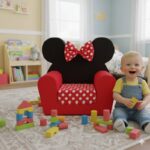 fotelja bambi lux crvena sa detetom pored nje u dečijoj sobi
