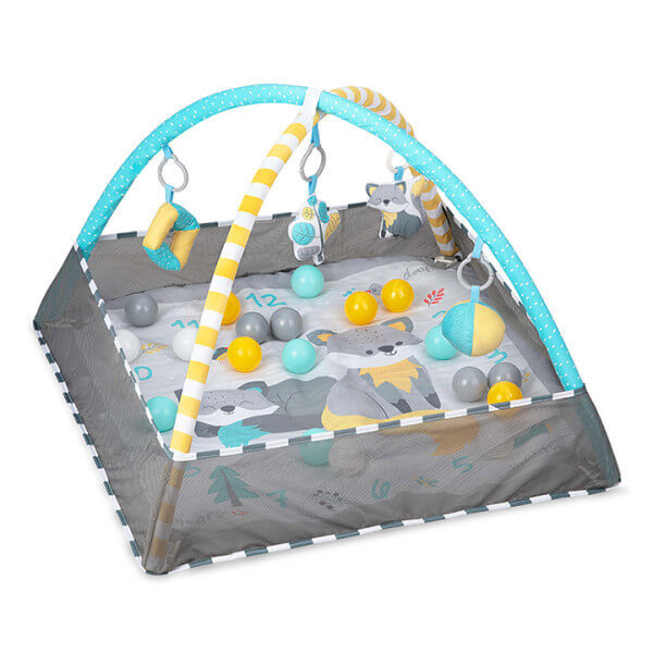 Podloga za igru Lammis sivo-plave boje prikazana sa lopticama i mrežnim stranicama