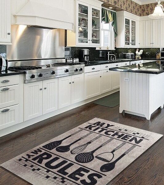 Tepih za kuhinju My kitchen-my rules, prikazan na podu radnog dela kuhinje